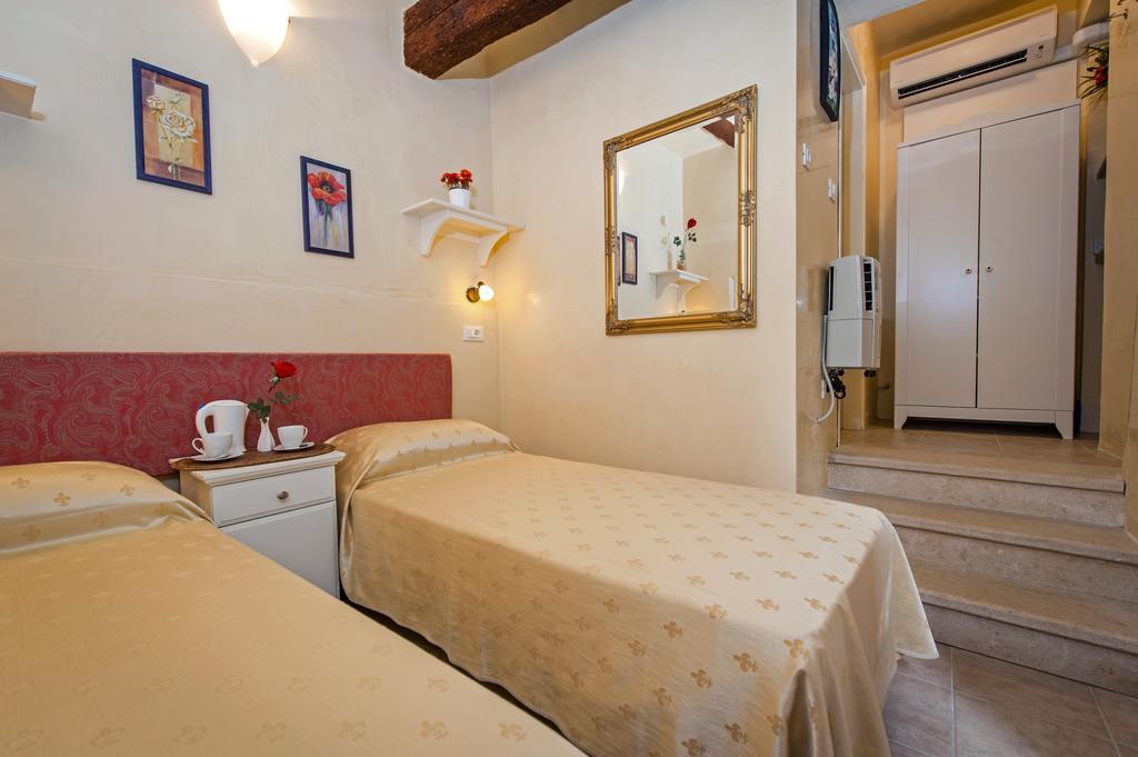 Guest House Sotto I Volti Centro Storico Ρόβινι Εξωτερικό φωτογραφία